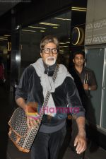 Amitabh Bachchan return from London in Mumbai Airport on 26th May 2011 (5).JPG